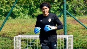 Memo Ochoa, en un entrenamiento con el Standard 