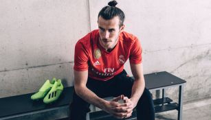 Bale posa con la nueva camiseta del Real Madrid