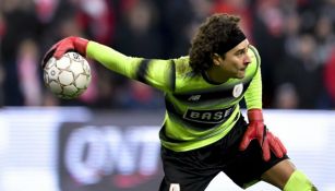 Guillermo Ochoa a punto de sacar el balón