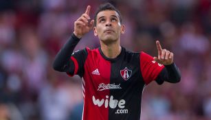 Rafael Márquez mirando al cielo durante su partido de despedida con Atlas