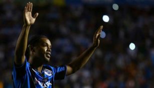 Ronaldinho celebrando un gol con los Gallos Blancos 