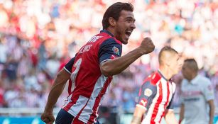 Alanís celebra un gol con Chivas en el C2017