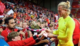 Karius firma autógrafos al finalizar el encuentro