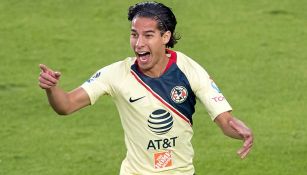 Diego Lainez festeja su gol con el América