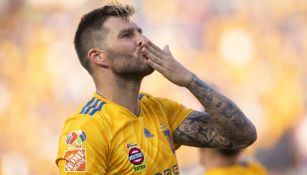 Gignac celebra en un partido con Tigres