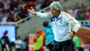 Ricardo Ferretti en un partido de Tigres