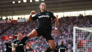 Chicharito celebra un gol con el West Ham