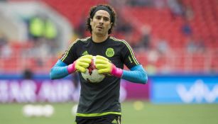 Guillermo Ochoa portando el uniforme de la Selección Nacional 