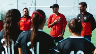 Rafa Márquez platica con jugadoras del Atlas