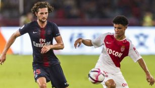 Rabiot (izquierda), en un juego del PSG vs Mónaco en China