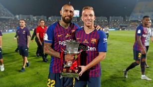 Arturo Vidal y Arthur con el trofeo de la Supercopa