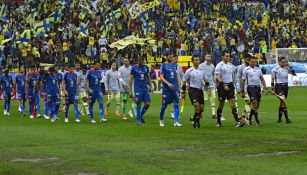 Jugadores ingresan al dañado Estadio Azteca