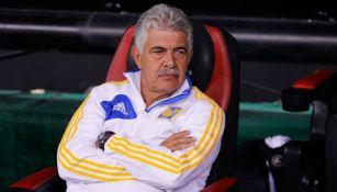 Ricardo Ferretti en la banca durante un juego de los Tigres UANL