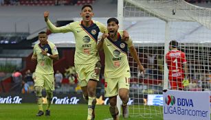 Álvarez y Valdez celebran un gol contra Monterrey en el A2018