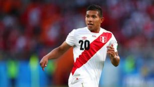 Edison Flores en un partido de Perú