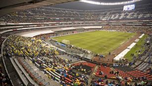 Cancha del Estadio Azteca, en malas condiciones 