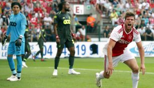 Huntelaar celebra luego de anotarle a Guillermo Ochoa