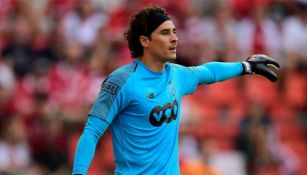 Memo Ochoa, en un juego con el Standard