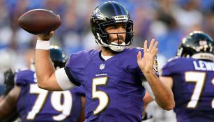 Joe Flacco a punto de lanzar un pase en la pretemporada