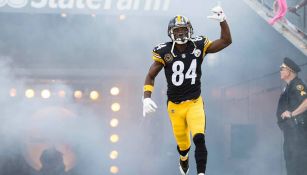 Antonio Brown ingresa al campo saludando a los fans de Steelers