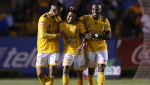 Aquino es felicitado tras marcar contra Atlético San Luis