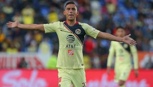 Paul Aguilar durante un partido del América