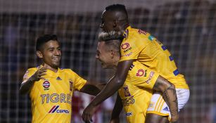 Jugadores de Tigres festejan un gol