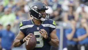 Russell Wilson se prepara para lanzar un pase