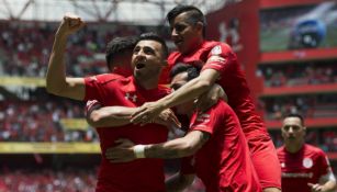 Jugadores del Toluca celebran una anotación