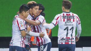 Jugadores de Chivas festejan un gol