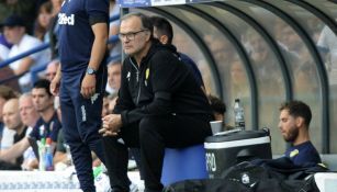 Marcelo Bielsa sentado en una hielera durante un juego del Leeds