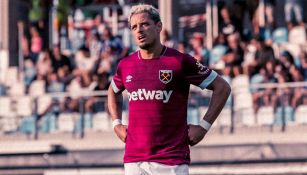 Chicharito durante un juego con West Ham 