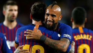 Vidal se abraza con Messi en duelo de la Liga