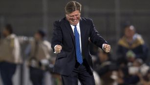 Miguel Herrera festeja un gol contra Pumas en CU