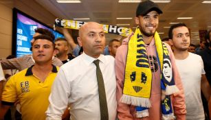 Reyes fue recibido por una multitud de aficionados del Fenerbahce