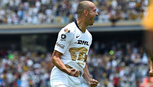 Carlos González en partido con Pumas 