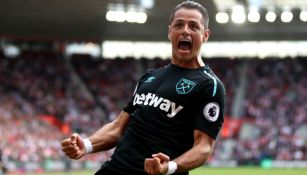 Javier Hernández festeja gol con el West Ham