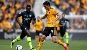 Raúl Jiménez conduce el balón en el juego vs Man City