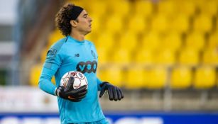 Guillermo Ochoa defiende la portería del Standard