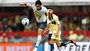 Alejandro Arribas disputa un balón en el Clásico Capitalino