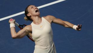 Simona Halep lanza un grito en el juego vs Kaia Kanepi