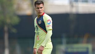 Cristian Insaurralde, durante un duelo con la Sub 20 de América