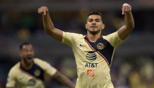 Henry Martín celebrando su gol contra Pumas