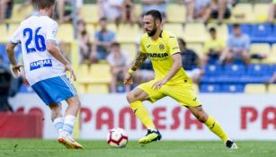 Layún conduce el esférico en duelo del Villarreal