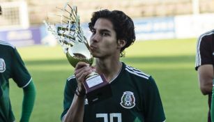 Lainez en la premiación de Torneo Esperanzas de Toulon