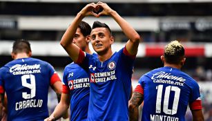 Roberto Alvarado celebra un gol con Cruz Azul