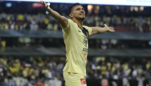 Henry Martín festejando gol con el América 