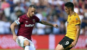 Jiménez intenta detener a un jugador del West Ham