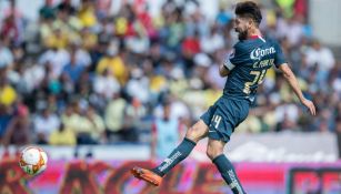 Oribe Peralta en acción durante el encuentro contra Lobos BUAP