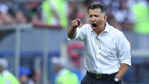 Osorio da instrucciones en un encuentro al frente del Tri